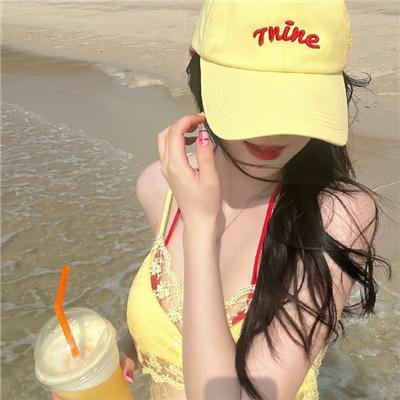 她在这里
